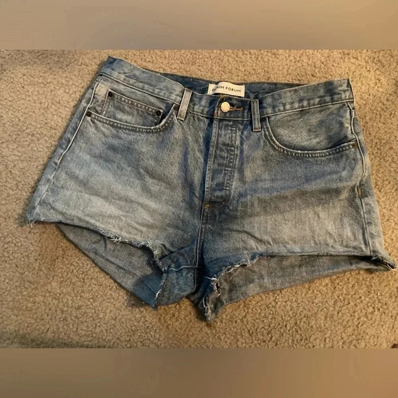 Aritzia Denim Forum The Ex-Boyfriend Short Size 31 Light Wash - Picture 4 of 8